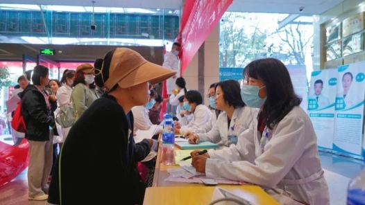 昆明市总工会开展公益义诊活动