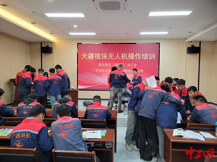 参加培训的员工正在商酌学习心得 黄茵摄 参加培训的员工正在商酌学习心得 黄茵摄