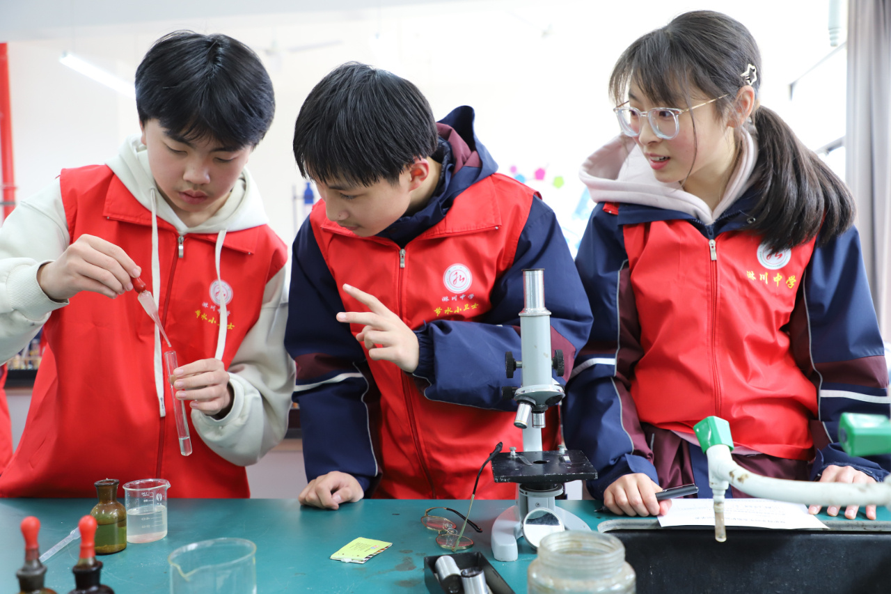 淋川中学依托18年前成立的"保护母亲河生态监护站",把节水护水惜水