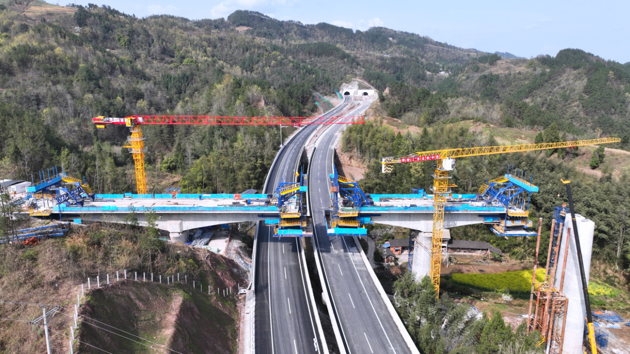 成达万高铁左进沟跨开梁高速大桥连续梁首段边跨顺利合龙