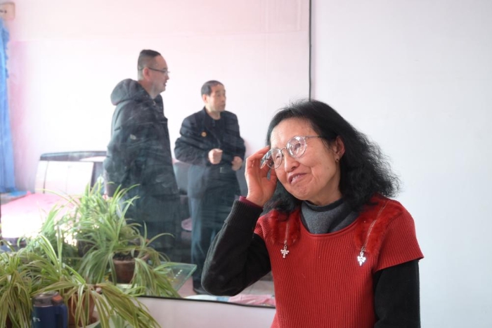 王金福（左二）回拜欧阳一家。新华社记者刘艺淳 摄