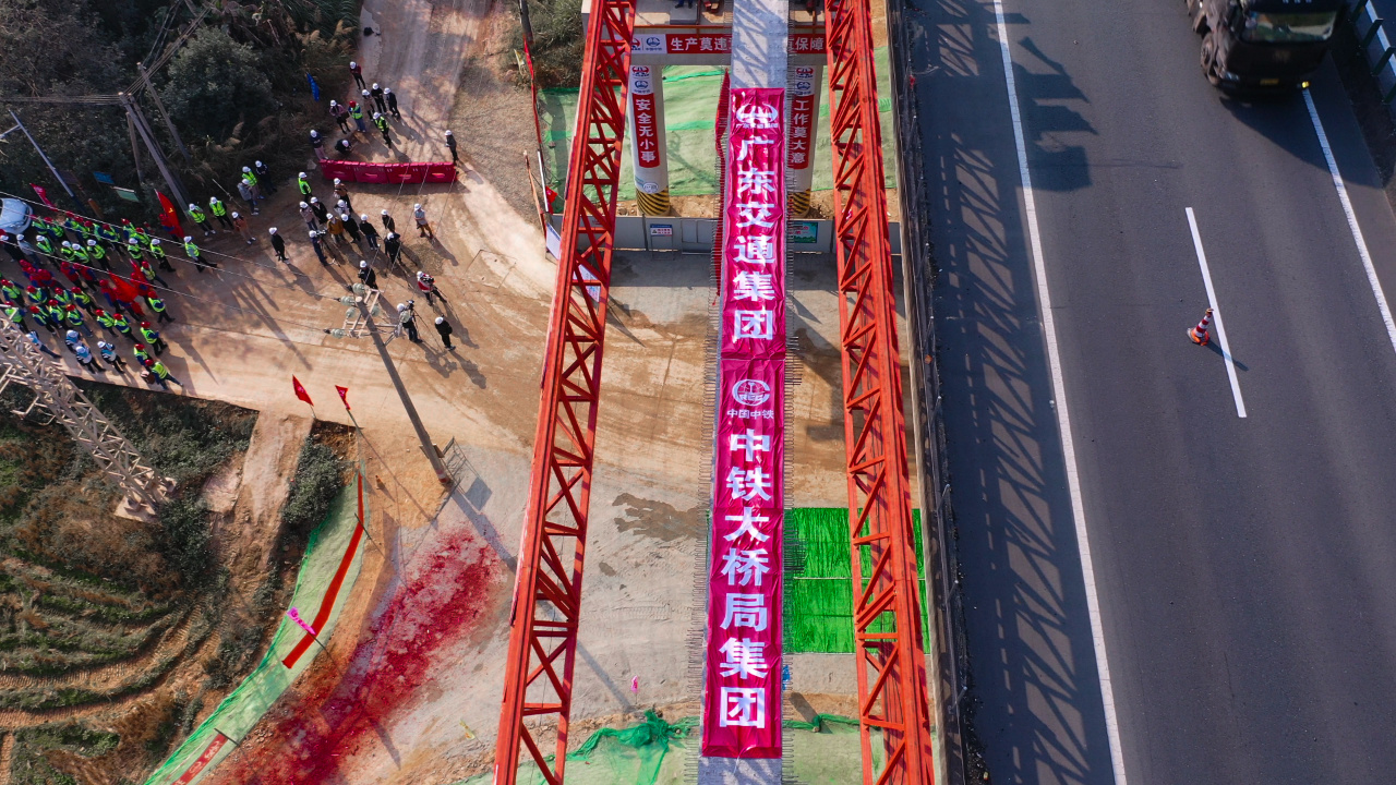 汕梅高速改扩建项目成功架设首片预制梁