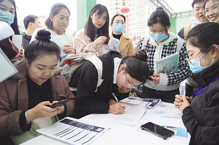 甘肃中医药大学双选会550多名毕业生与用人单位初步达成就业意向