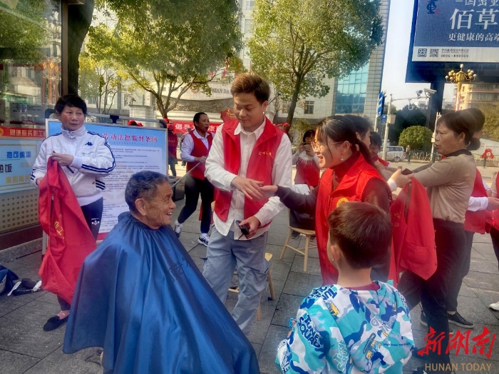 2023年3月，陈丽娟在郴州市五岭广场户外做事家服务站参预学雷锋志愿步履