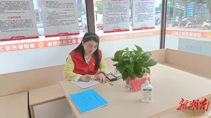 2023年6月周末，陈丽娟在郴州市五岭广场户外做事家服务站作念义工