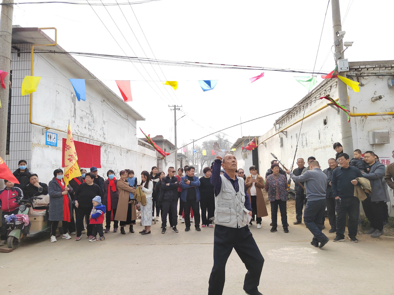 非遗舞狮点亮传统庙会 - 旅游 - 中工网