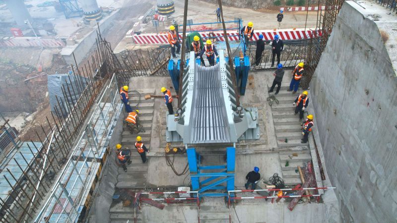 济新黄河大桥新安岸南锚碇2套散索鞍顺利安装 - 企业 - 中工网