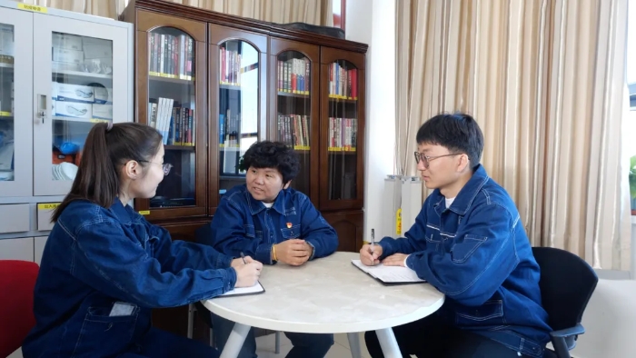 国网新疆超高压分公司员工左热古丽·尼亚孜在750千伏吐鲁番变电站与新员工进行交心,倾听他们的心声。 国网新疆超高压分公司员工左热古丽·尼亚孜在750千伏吐鲁番变电站与新员工进行交心,倾听他们的心声。
