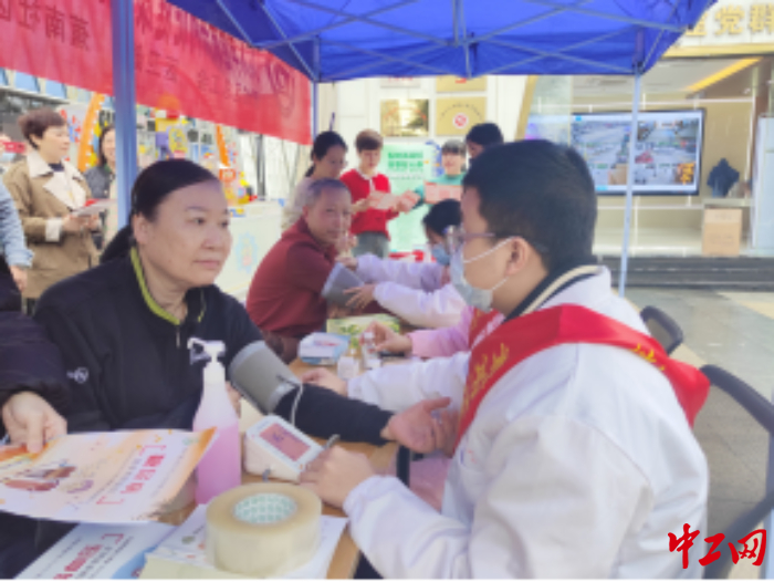 医务东谈主员接头就业者的时时糊口习气。黄烨婧 摄 医务东谈主员接头就业者的时时糊口习气。黄烨婧 摄