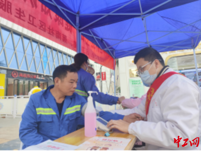 医务东谈主员为就业者测量血压。黄烨婧 摄 医务东谈主员为就业者测量血压。黄烨婧 摄