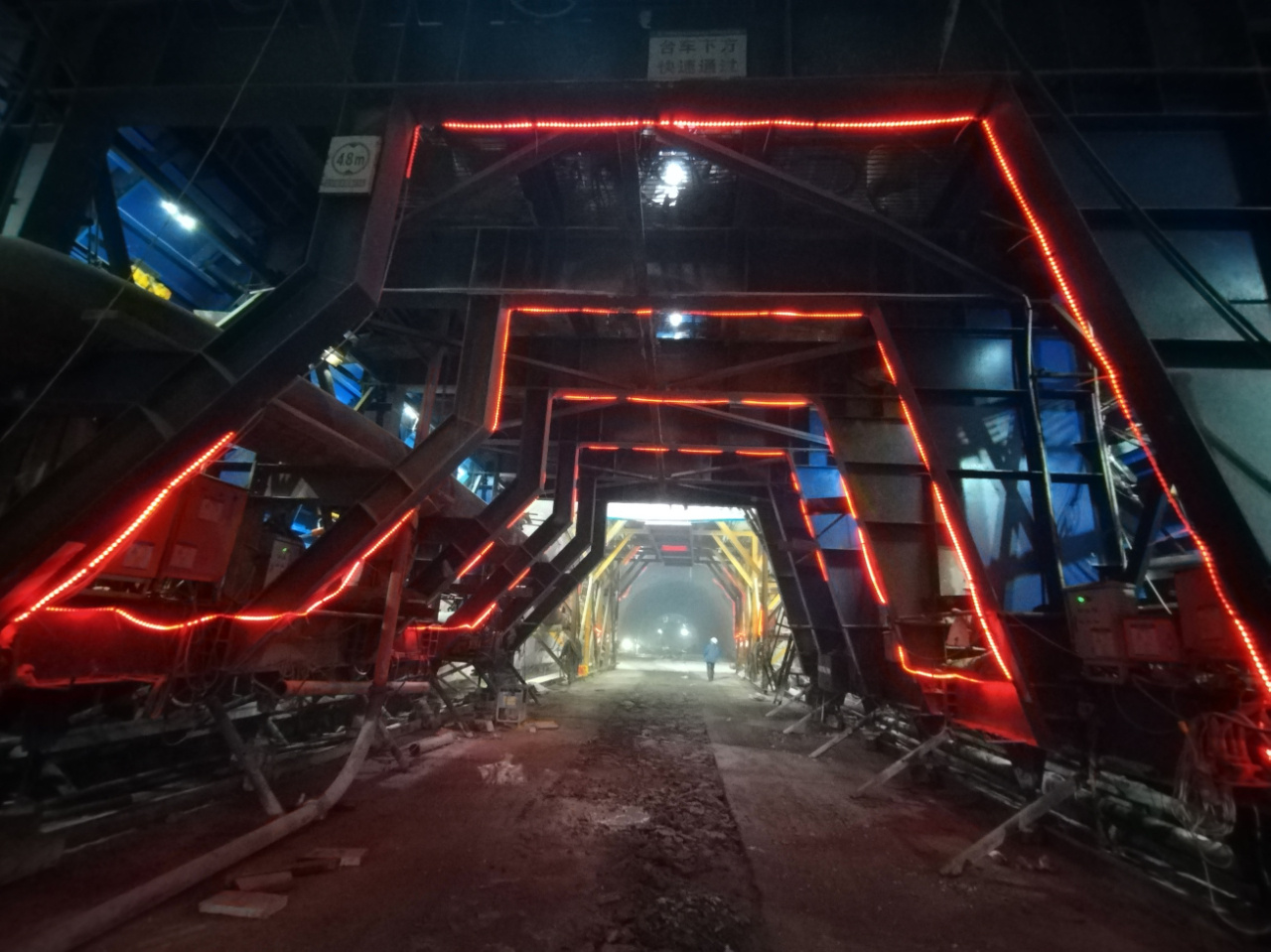 本桓高速全线首条长隧道双洞顺利贯通