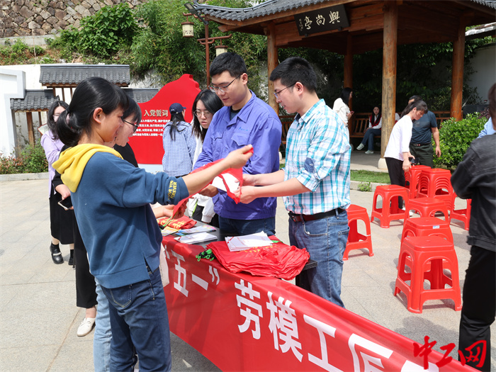 劳模和工会干部还深入车间班组一线开展安全生产、职业病防治、工会政策法规、全民国防教育等宣传活动，并向职工和村民宣传推广“三明城市形象标识”2，通讯员林斌(1)