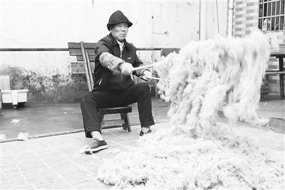 今年64岁的王加顺告诉笔者,传统乌毡帽必须纯手工鞣制,要挑羊毛,除