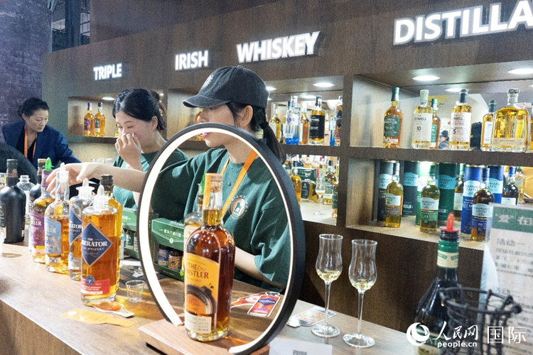 第四届中国海外铺张品展览会爱尔兰国度馆内的参展商。东说念主民网 常沙摄