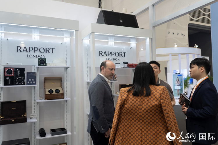 客商在第四届中国海外铺张品展览会英国国度馆内交谈。东说念主民网 常沙摄