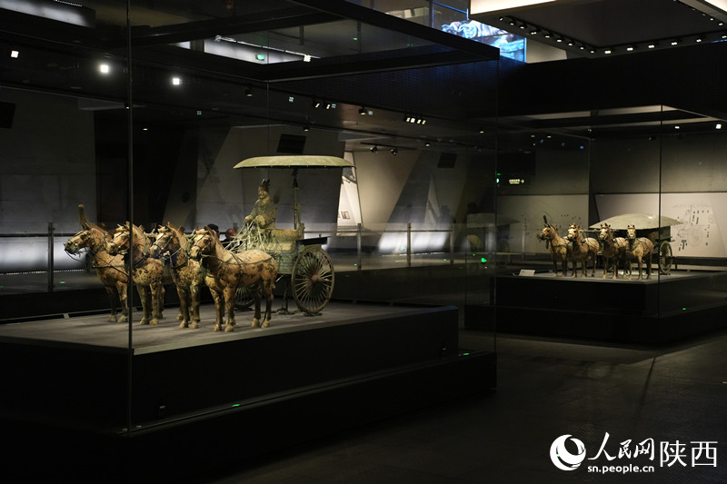 秦陵铜车马博物馆展出的两乘秦陵铜车马。人民网记者 李志强摄
