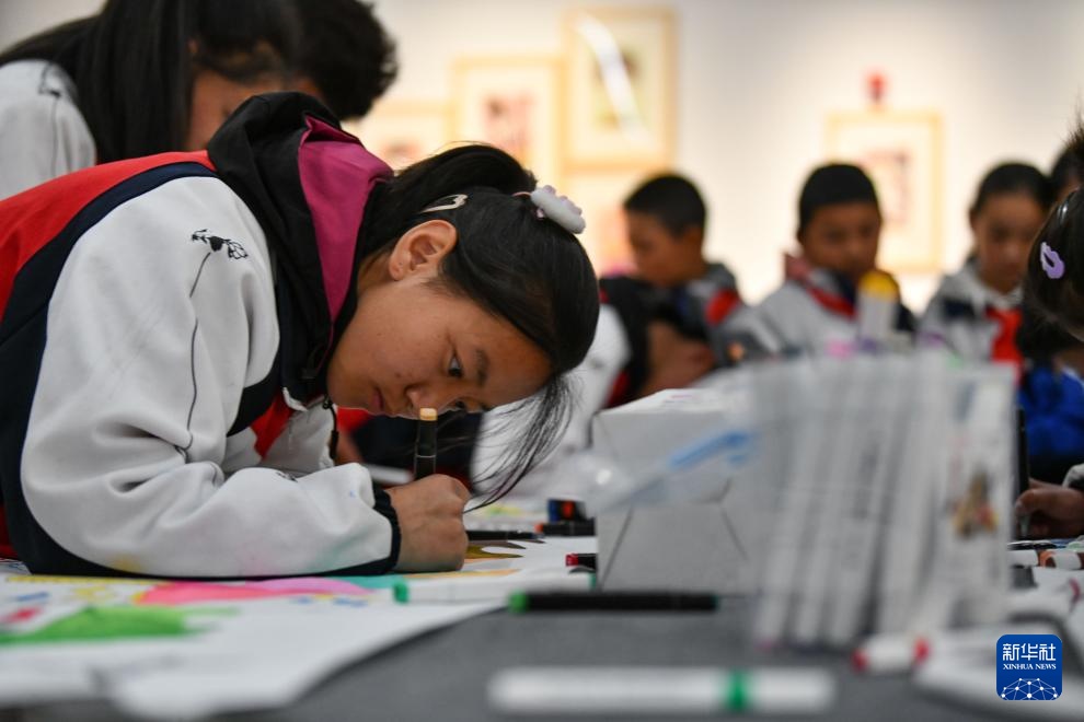 西藏首届特殊教育学校学生美术作品展开展 - 文娱 - 中工网