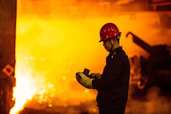 汪玉华观察铁样成分。