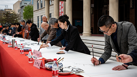 辽宁省锦州市51位职工书画家共绘艺术长卷献礼“五一”国际劳动节