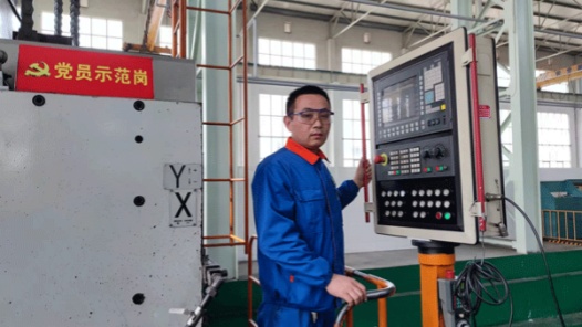 筑梦现代化 共绘新图景·劳动者之歌｜机床上的“雕刻师”