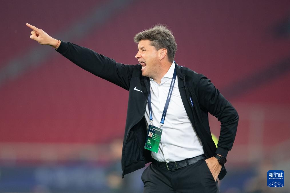 武汉三镇足球队主教练 1908117_4096x10000.jpeg