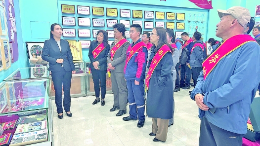 西宁市召开庆五一劳模工匠座谈会