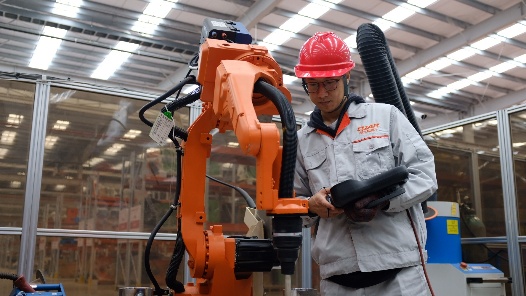 筑梦现代化 共绘新图景·劳动者之歌｜王洋：从焊工到机器人编程师的“蜕变”