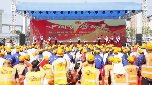 湖北省总工会庆“五一”职工文艺汇演走进项目工地火热上演