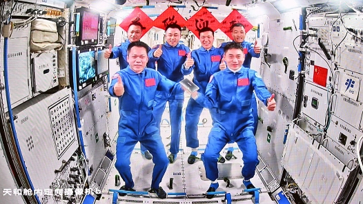 中国航天员乘组完成在轨交接 神十七航天员即将天外归来