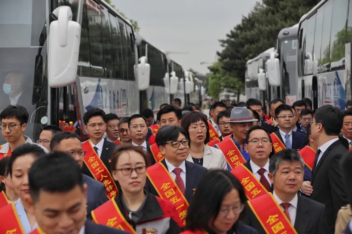 代表们步入北京人民大会堂，准备接受表彰。