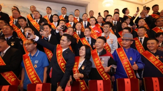 独家图片直击庆“五一”系列活动｜表彰大会、心连心特别节目⋯⋯