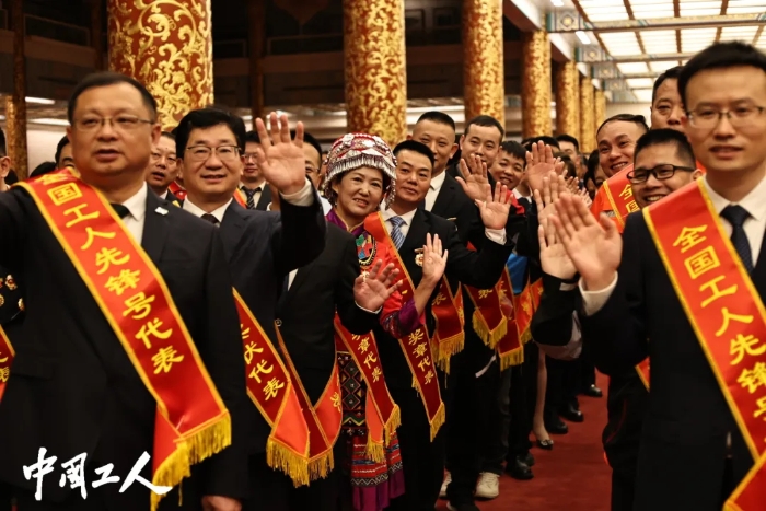 获奖代表们准备入场,冲着镜头挥手致意。 获奖代表们准备入场,冲着镜头挥手致意。