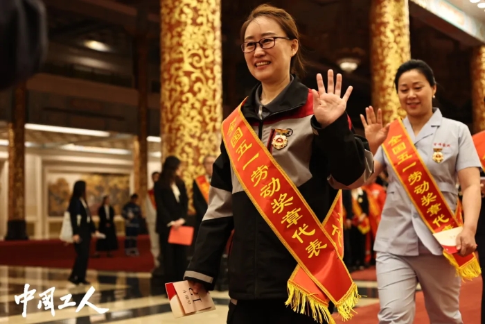 获取寰宇五一服务奖和寰宇工东谈主前锋号的代表们前去合影区。 获取寰宇五一服务奖和寰宇工东谈主前锋号的代表们前去合影区。