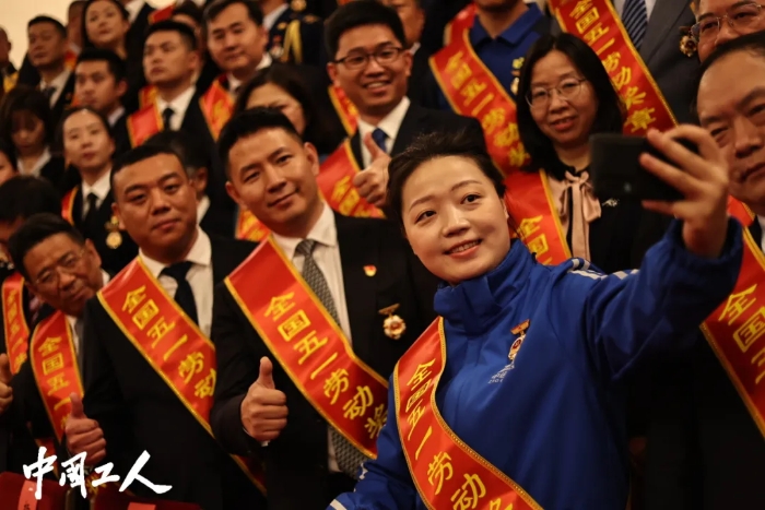 进入犒赏大会的获奖代表们在集体合影拍摄前,用手机记载光荣技艺。 进入犒赏大会的获奖代表们在集体合影拍摄前,用手机记载光荣技艺。