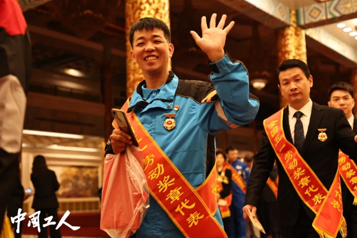 获取寰宇五一服务奖和寰宇工东谈主前锋号的代表们前去合影区。 (2) 获取寰宇五一服务奖和寰宇工东谈主前锋号的代表们前去合影区。 (2)