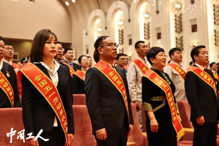 犒赏大会现场,代表们起立皆唱国歌。 犒赏大会现场,代表们起立皆唱国歌。