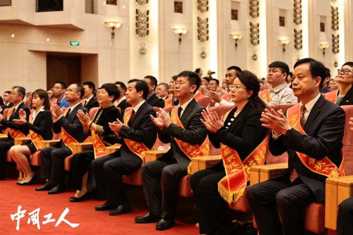 犒赏大会现场,掌声不断。 犒赏大会现场,掌声不断。