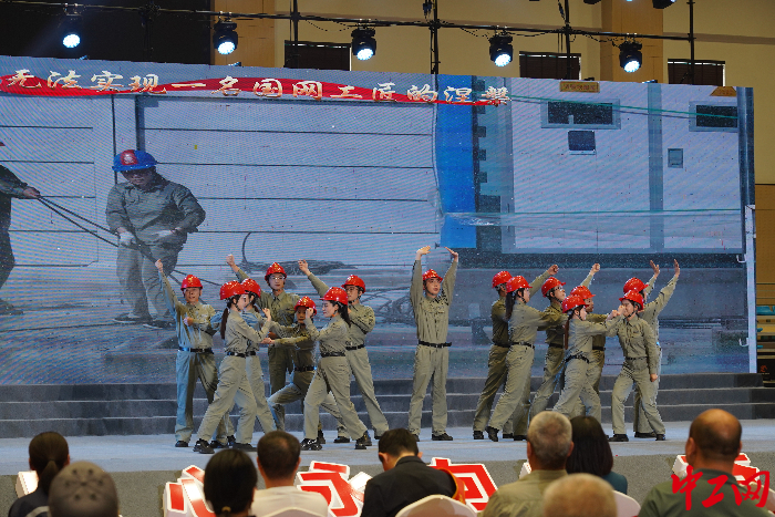 国网襄阳公司职工表演的情景诗《锤炼》 黄瑜摄