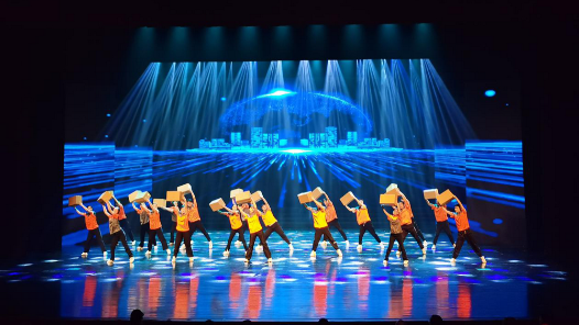 青海西宁举办庆“五一”职工群众文艺演出