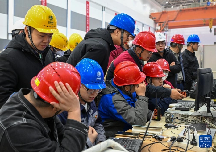 4月23日晚，工作人员在国网新源新疆阜康抽水蓄能电站地下厂房对3号机组进行调试。新华社记者 陈朔 摄