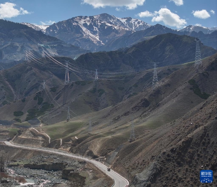 4月23日，在国网新源新疆阜康抽水蓄能电站，工作人员乘坐大巴车上山作业（无人机照片）。新华社记者 陈朔 摄