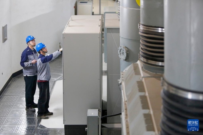 4月23日，在国网新源新疆阜康抽水蓄能电站地下厂房，设备管理部员工在检查断路器控制柜数据是否正常。新华社记者 陈朔 摄