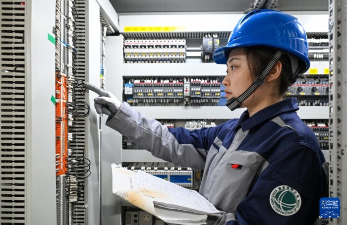 4月23日，在国网新源新疆阜康抽水蓄能电站地下厂房，于宜禾在检查设备。新华社记者 陈朔 摄