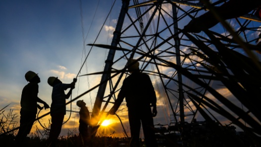 在辛勤劳动、诚实劳动、创造性劳动中成就梦想