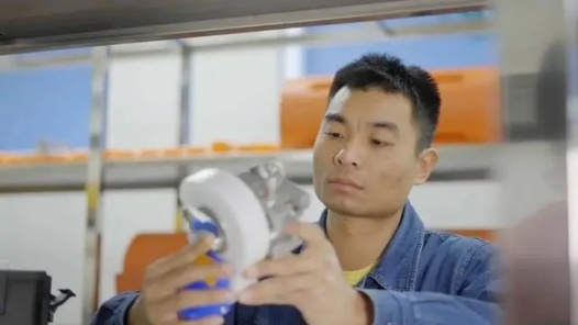 从“草根”到“专家”——一名电力工人的劳动风采