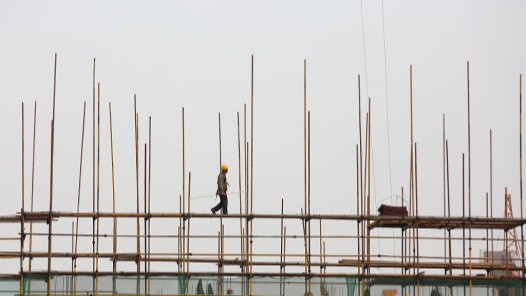 辽宁阜新举行2024年“五一”升国旗仪式致敬劳动者