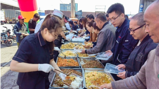 沈阳市铁西区工会与货车司机共庆“五一”