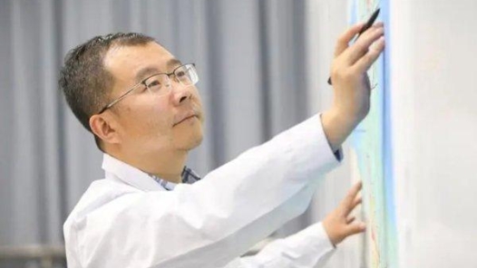 致敬追光的你：劳动谱写时代华章 奋斗创造美好未来