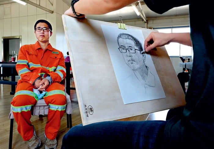 2020年4月26日,东城区总工会与中央工艺美术学院附中联合举办的“唱响劳动者之歌——为英雄画像”活动走进东城区环境卫生服务中心 2020年4月26日,东城区总工会与中央工艺美术学院附中联合举办的“唱响劳动者之歌——为英雄画像”活动走进东城区环境卫生服务中心