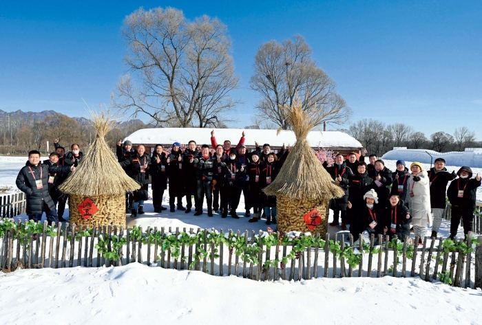 2022年2月2日,火炬传递活动有序顺利完成后,北京市总工会冬奥专班工作人员合影 2022年2月2日,火炬传递活动有序顺利完成后,北京市总工会冬奥专班工作人员合影